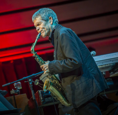 78 éves korában elhunyt a világ egyik legjobb jazz-szaxofonosa, David Sanborn.

A zseniális muzsikus kivételes tehetségét a Müpa közönsége 2015-ben él?ben csodálhatta meg a Hangversenyterem színpadán.

Koncertje és emléke örökké felejthetetlen marad számunkra. Nyugodjon békében! (Fotó: Kotschy Gábor) #MüpaBudapest #DavidSanborn