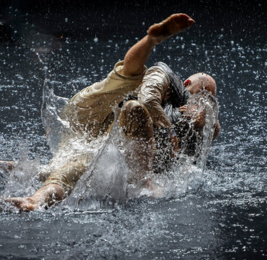 Ebben a kánikulában vágyakozva gondolunk az Artus - Goda Gábor Társulatának Cseppkánon - Hogy vagy, Hérakleitosz? c. el?adásra, amikor a Fesztivál Színházban rendre eláztak az el?adás szerepl?i. 
(Fotó: Posztós János)
#MüpaBudapest #dance #rain