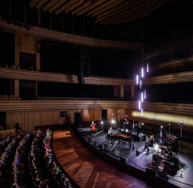 Vasárnap este a minimalista alapokon nyugvó elektroakusztikus zene izlandi sztárja, @olafurarnalds közel 4 év után, hatalmas sikerrel tért vissza a Müpa színpadára! (Fotó: Nagy Attila) #Budapest #Hungary #Concerthall #Müpa #MüpaBudapest #ÓlafurArnalds