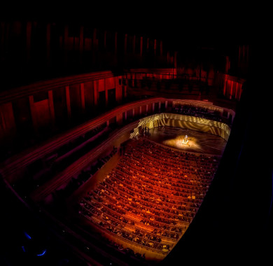 A csellista magánya. (Fotó: Posztós János) #MüpaBudapest #MüpaBudapest #Müpa #Budapest #Hungary #Concerthall #VárdaiIstván