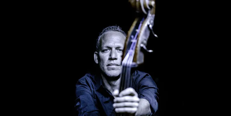 22691_avishai_cohen_trio_gently_disturbed_200429_01.jpg