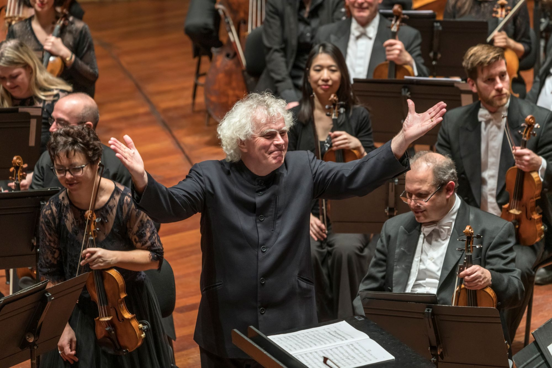 190114_Sir_Simon_Rattle_es_a_Londoni_Szimfonikus_Zenekar_c_Posztos_Janos_MUPA_274559.jpg