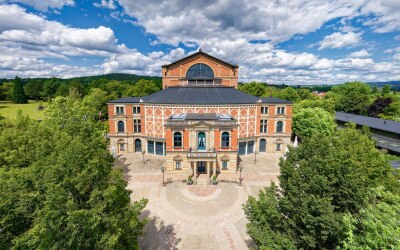 Luftbild-Festspielhaus-viel-gruen-quer-c-Mikhail-Butovskiy.jpg