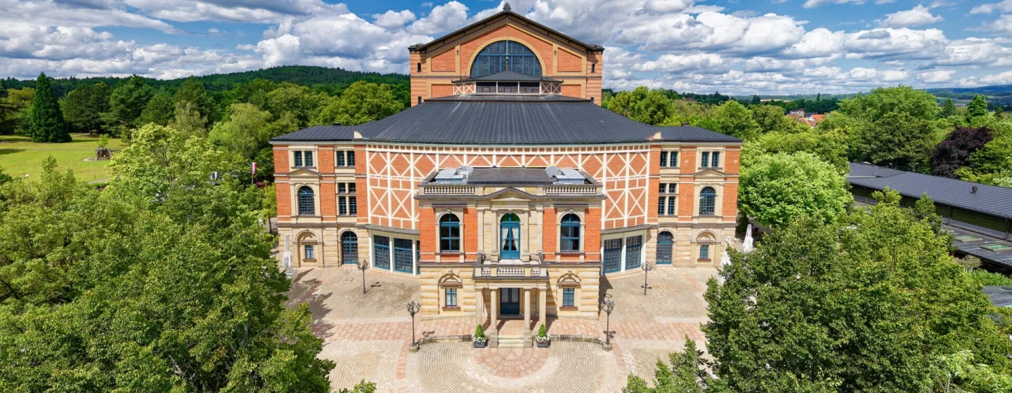 Luftbild-Festspielhaus-viel-gruen-quer-c-Mikhail-Butovskiy.jpg