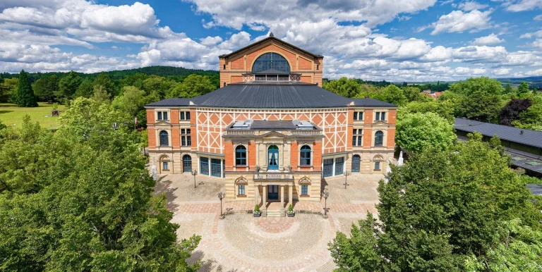 Luftbild-Festspielhaus-viel-gruen-quer-c-Mikhail-Butovskiy.jpg