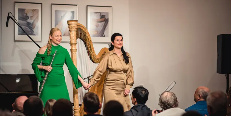 32576_zenes_tizorai_duo_deliziosa_a_fuvola_es_a_harfa_baratsaga_261111_02.jpg