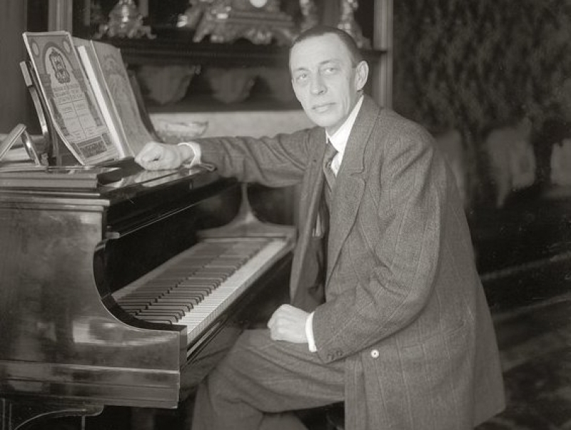 Rachmaninoff_at_Steinway_grand_piano.jpg